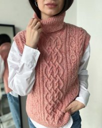 ​Тёплый жилет с воротником в лососевом цвете — это уют с характером