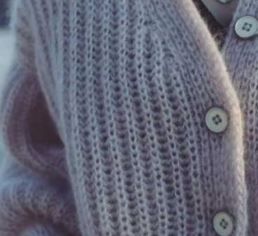 Нежный кардиган спицами