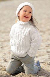 Белый свитер и шапочка спицами для девочки