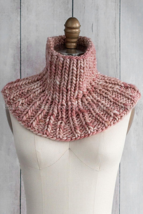 Манишка "Коктейльный зонтик" спицами