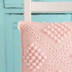 Милая вязаная наволочка