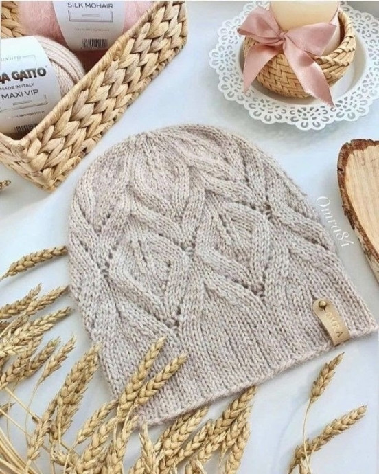 Бежевая шапка, вяжем спицами