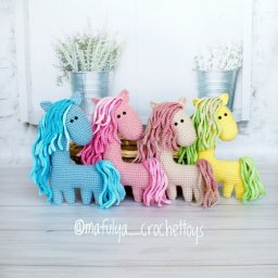 Лошадка, связанная крючком — символ грядущего 2026 года