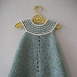 Милый сарафан для девочки, вязаный спицами