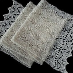 Нежный палантин, связанный спицами