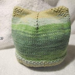 Очаровательная детская шапочка спицами