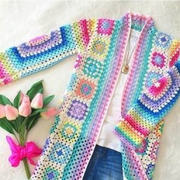 Разноцветный кардиган, в основе которого бабушкин квадрат!