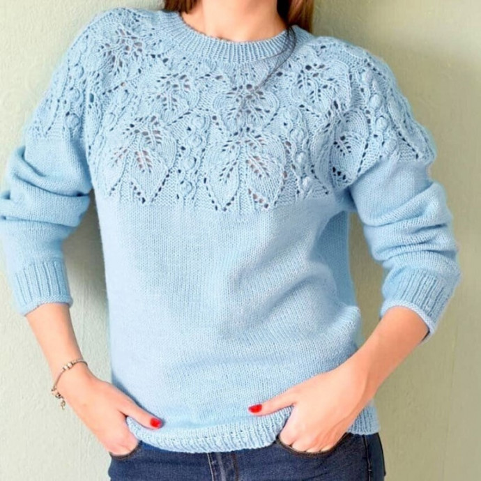 Голубой джемпер с круглой кокеткой