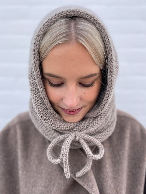 Капор капюшон вяжется спицами сверху вниз Капор капюшон вяжется спицами сверху вниз