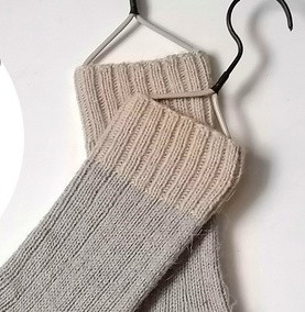 Серые носки спицами