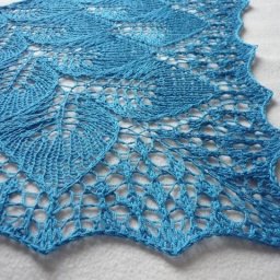 Вязаная шаль с узором из листиков