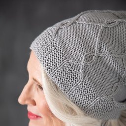 Вязаная шапка «Unbound», для любителей вязать спицами