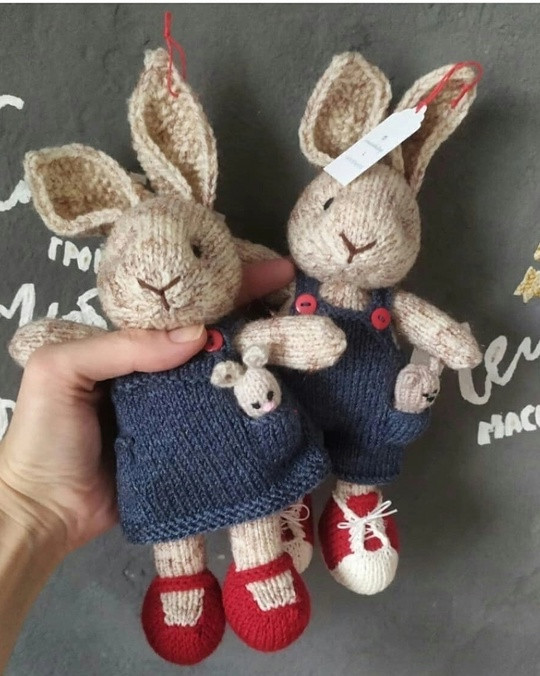 Очаровательные зайки спицами