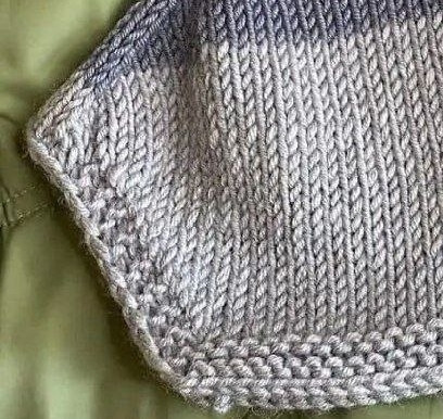 Детская манишка спицами