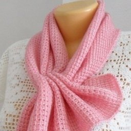 Нежный розовый шарф тунисским вязанием