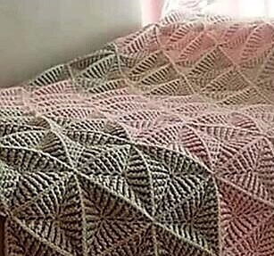 Вязаный плед из мотивов-треугольников