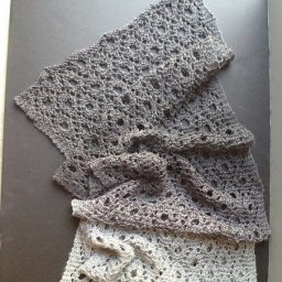 Изысканная шаль с красивыми переходами цвета