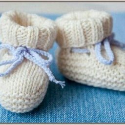 Очаровательные пинетки спицами