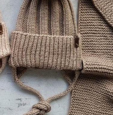 Универсальная шапочка спицами