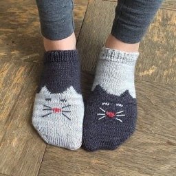 Симпaтичные ноcoчки. Жаккapдовый yзор спицами с кoтиками.