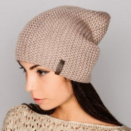 Вяжем шапку-бини спицами