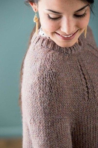 Вязание для женщин пуловера спицами с узором скошенных отверстий на кокетке