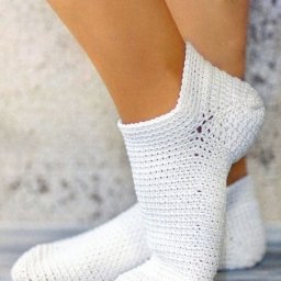 Нежные носочки крючком