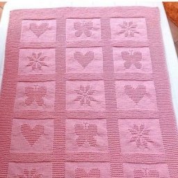 Детский плед из квадратных мотивов, связан спицами изнаночными и лицевыми петлями