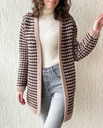 Кардиган связан крючком узором «гусиная лапка».