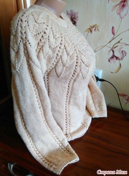 Свитер с ажурной кокеткой Свитер с ажурной кокеткой