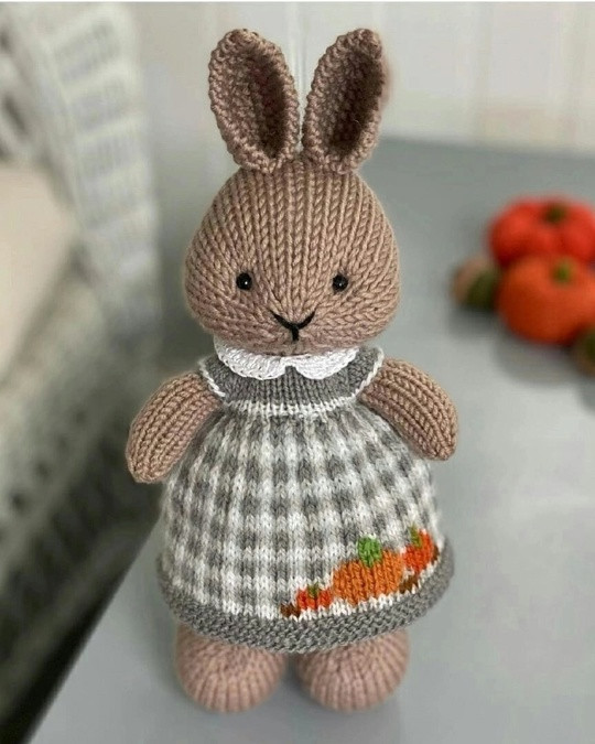 Очаровательные зайки спицами