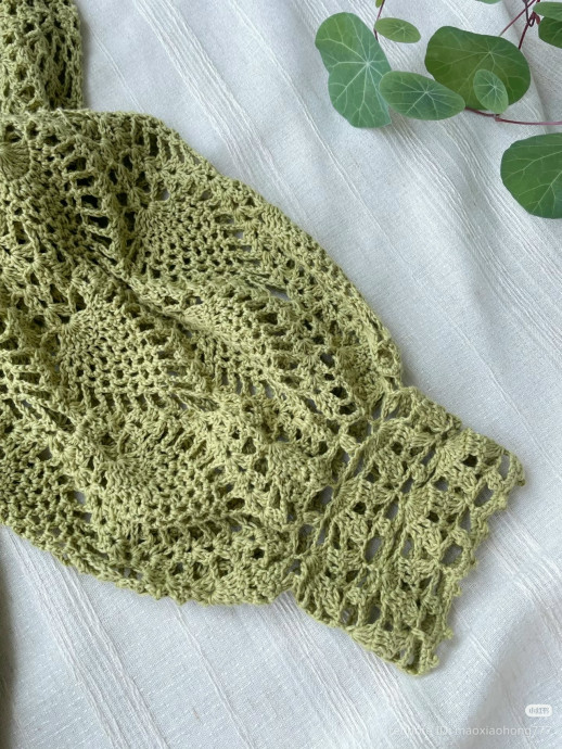 ​Оливковый джемпер, связанный крючком &mdash; спокойная элегантность и продуманные детали