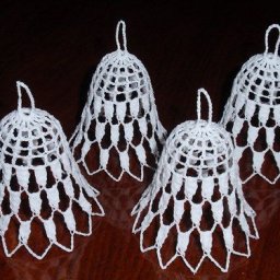 Осталось всего пару дней, а еще не связаны игрушки! Успеет связать милый колокольчик!