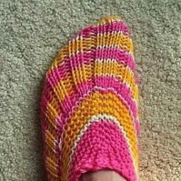 Вяжем весёленькие следочки спицами