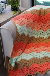 Яркий плед зигзагом, вяжем крючком