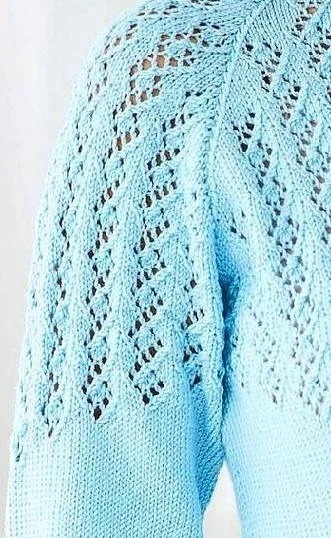 Нежный свитер голубого цвета