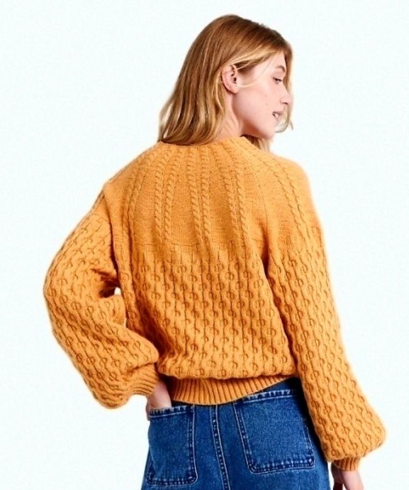 Оранжевый свитер спицами