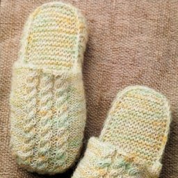 Тапочки-шлепки, связанные спицами