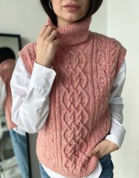 Безрукавка спицами арановыми узорами