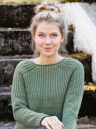 Джемпер спицами с интересно оформленным плечом в виде погона