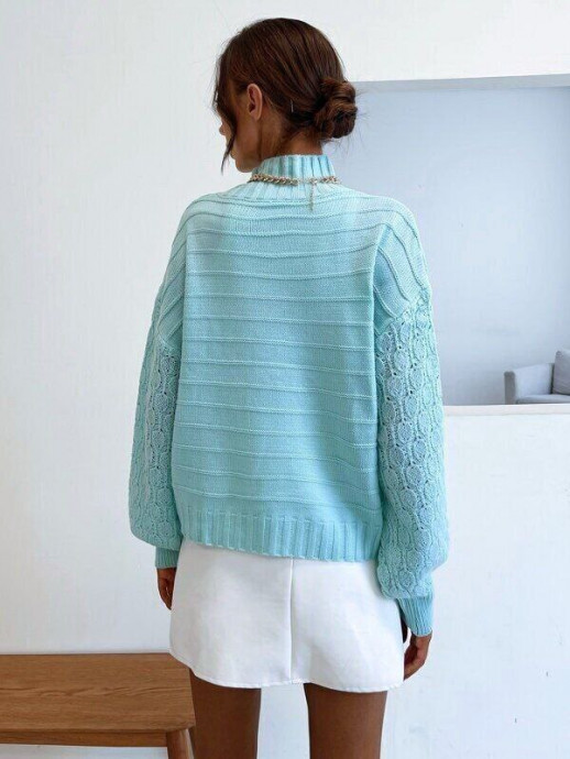 Изумительный небесный джемпер с красивыми узорами на рукавах