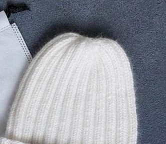 Две шапочки, обе связаны резинкой 2*2, но макушки закрыты разными способами