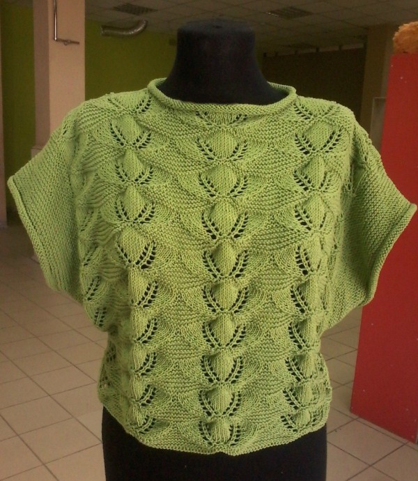 Красивый зеленый пуловер на лето