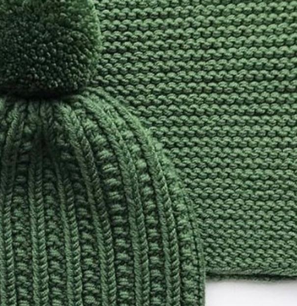 Комплект из шапки и снуда, вяжем спицами