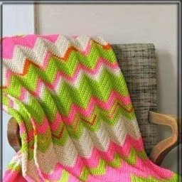 Как быть с разноцветными остатками? Связать плед!