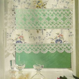 Идея для вязаной занавесочки, вы любите сочетание текстиля и вязаного полотна?