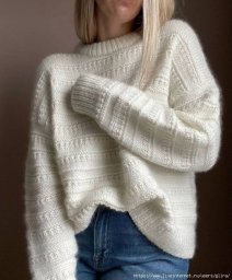 Джемпер с несложным фактурным узором.