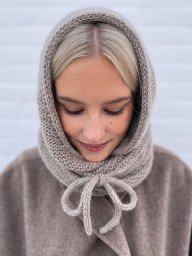 Капор капюшон вяжется спицами сверху вниз