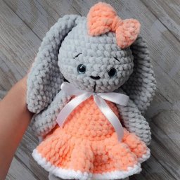 Серый заяц из плюшевой пряжи