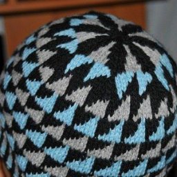 Уютная шапочка с жаккардовым узором